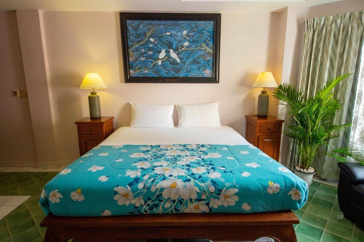 Deluxe Room Desk